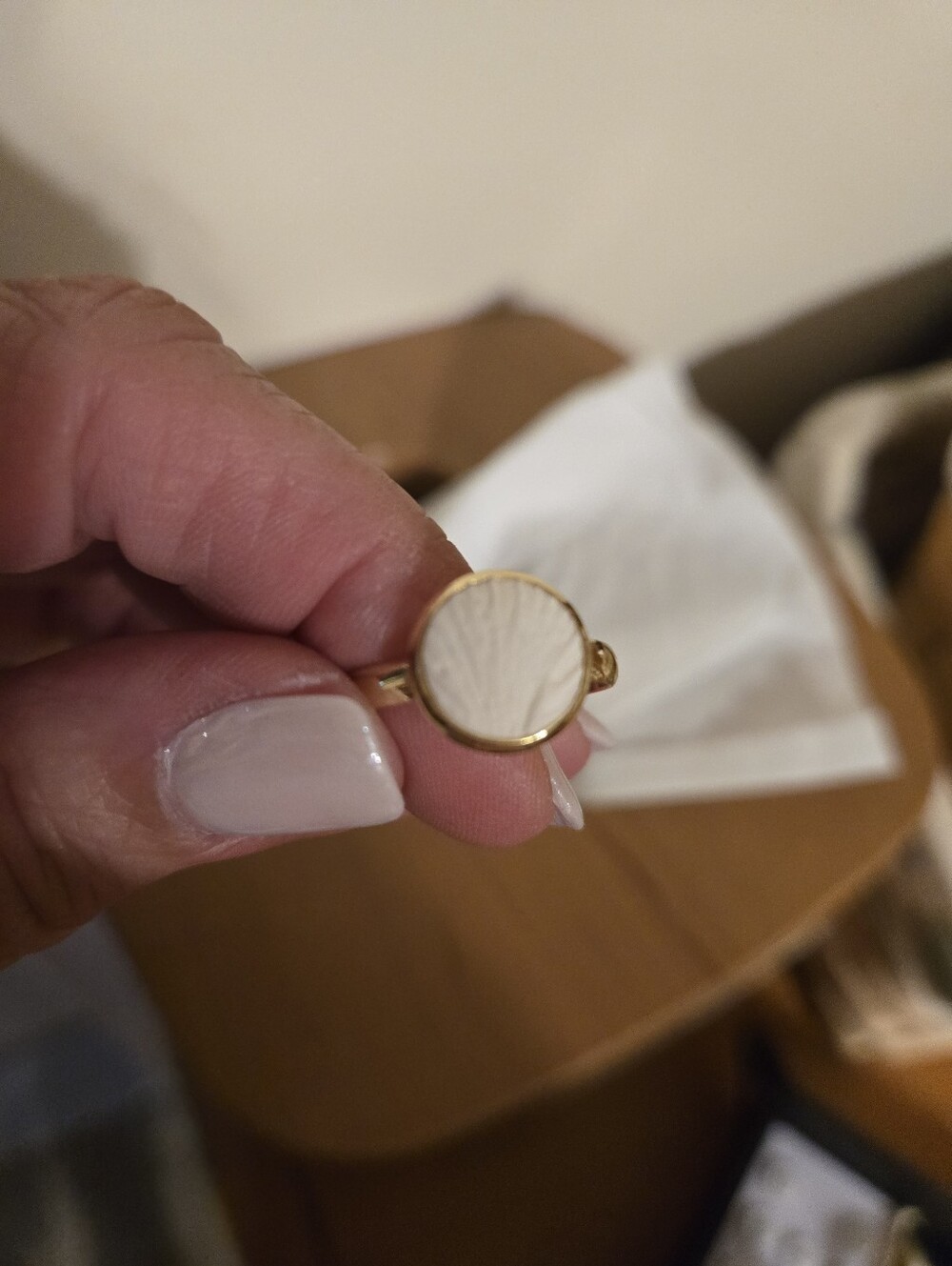 Silver Girl Gold Ring with Cream Round Inlay Of A Seashell